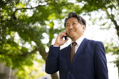 電話で連絡をするスタッフ
