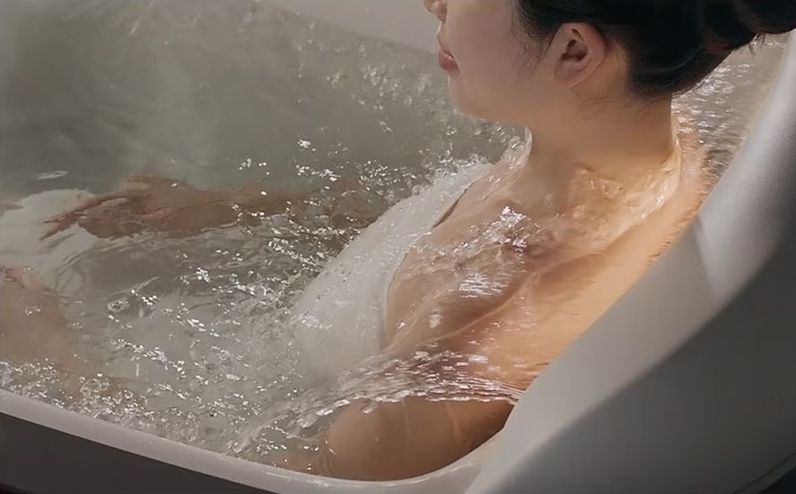 LIXIL SPAGE（リクシル スパージュ）の肩湯に包まれるバスタイム